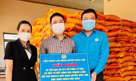 Thường trực Liên đoàn Lao động huyện Bảo lâm (Lâm Đồng) tiếp nhận 20 tấn gạo ủng hộ Chương trình Tết Sum vầy 2022. Ảnh: Kim Dung