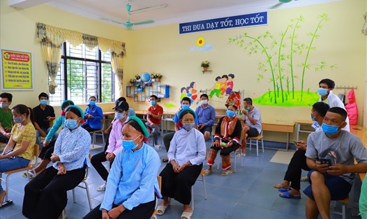 Người dân huyện miền núi Bình Liêu, tỉnh Quảng Ninh chờ tiêm vaccine phòng COVID-19. Ảnh: CTV