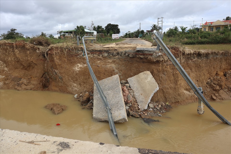 Hiện trường cầu sập. Ảnh: T.X