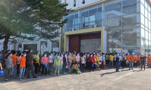 Hàng trăm công nhân Công ty Freetrend ở Khu chế xuất Linh Trung II ngừng việc yêu cầu tăng tiền thưởng Tết. Ảnh: Nam Dương