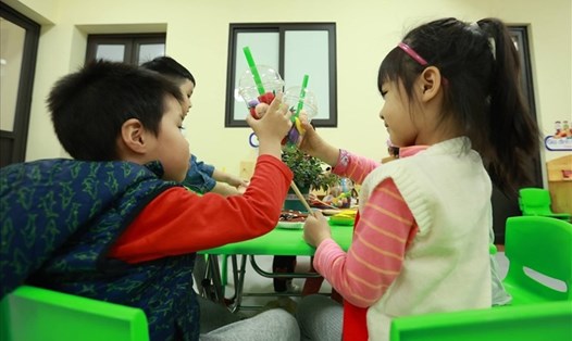 Trẻ mầm non cần được đến trường vui chơi để phát triển toàn diện các kĩ năng. Ảnh minh họa: Hải Nguyễn