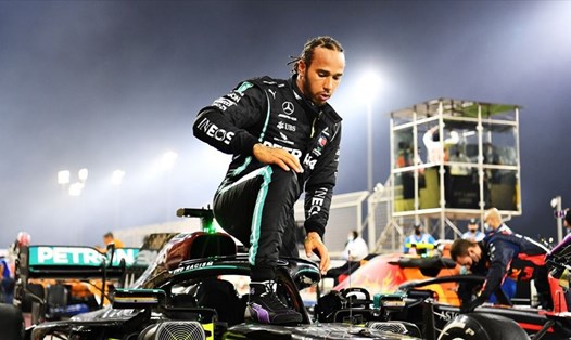 Lewis Hamilton muốn tránh xa những tranh cãi, kiện tụng, nhưng vẫn đang chìm trong sự thất vọng dù mới được phong tước Hiệp sĩ. Ảnh: F1