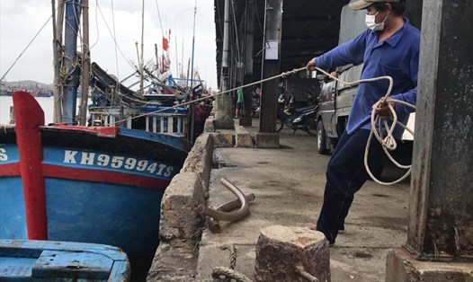 Ngư dân Khánh Hòa hối hả bán hải sản chạy bão Rai. Ảnh CC