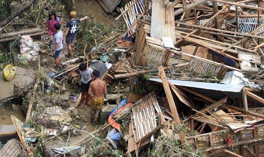 Nhà cửa bị phá huỷ ở tỉnh Cebu, Philippines sau khi bão số 9 (bão Rai) đổ bộ. Ảnh: AFP