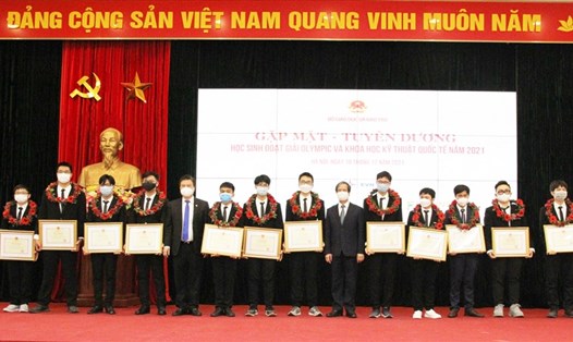 Bộ trưởng Bộ GDĐT Nguyễn Kim Sơn, Thứ trưởng Bộ GDĐT Nguyễn Hữu Độ trao Bằng khen cho các em học sinh.