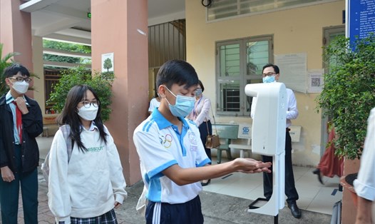 Học sinh lớp 9 Trường THCS Lý Phong (quận 5, TPHCM) đi học trở lại từ 13.12 sau nhiều tháng học trực tuyến. Ảnh: Huyên Nguyễn