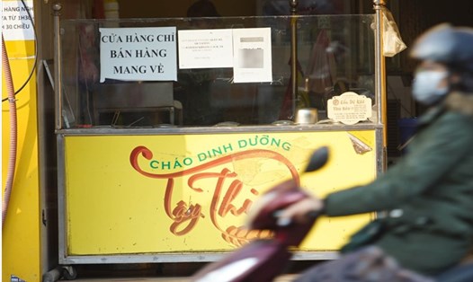 Nhiều phường ở Hà Nội dừng bán hàng ăn uống tại chỗ. Ảnh: Phạm Đông