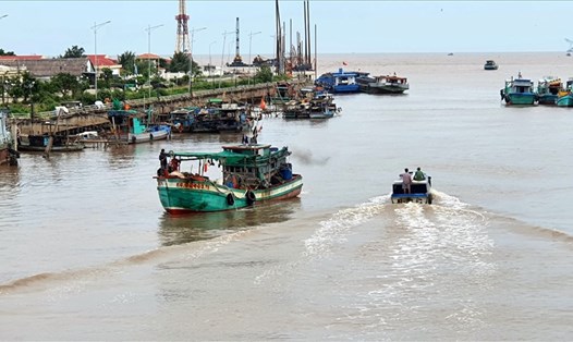 Tàu đánh bắt thủy sản vào cửa biển Nhà Mát, tỉnh Bạc Liêu tránh bão  số 9 Rai. Ảnh: Nhật Hồ