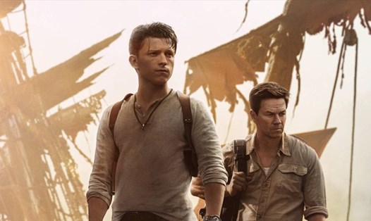 Tom Holland vào vai nhà thám hiểm cùng nam diễn viên kỳ cựu Mark Wahlberg trong phim “Uncharted”. Ảnh: Xinhua