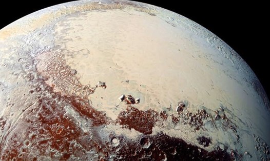 Hình đa giác kỳ lạ trên bề mặt sao Diêm Vương. Ảnh: NASA’s New Horizons