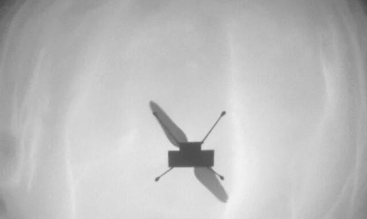 Trực thăng sao Hỏa Ingenuity của NASA đã thu được hình ảnh bóng của chính nó bằng camera điều hướng vào ngày 15.12.2021, trong chuyến bay hành tinh đỏ thứ 18. Ảnh: NASA/JPL-Caltech