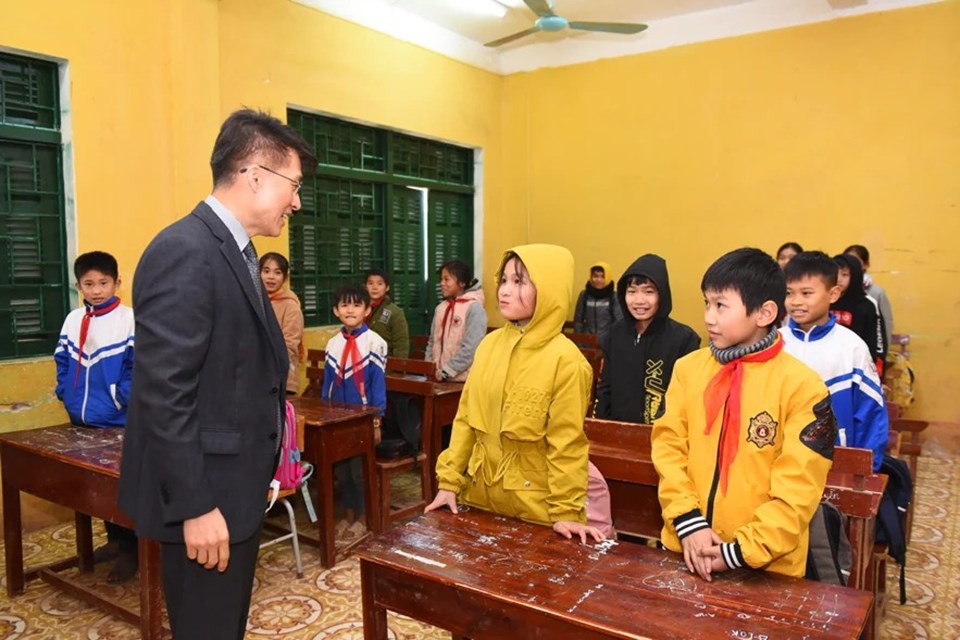 Dự án “Cuộc Sống Tốt Đẹp: Ngôi Làng Hy Vọng” hỗ trợ việc dạy và học cho 2.500 học sinh, giáo viên thông qua các buổi tập huấn nâng cao nhận thức Dự án “Cuộc Sống Tốt Đẹp: Ngôi Làng Hy Vọng” hỗ trợ việc dạy và học cho 2.500 học sinh, giáo viên thông qua các buổi tập huấn nâng cao nhận thức