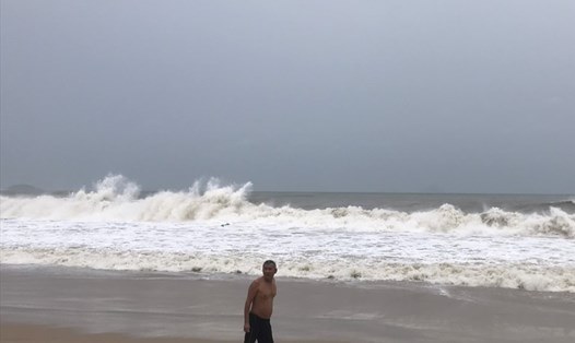 Người dân Nha Trang vẫn tắm biển dù bão Rai đang đổ bộ. Ảnh CC