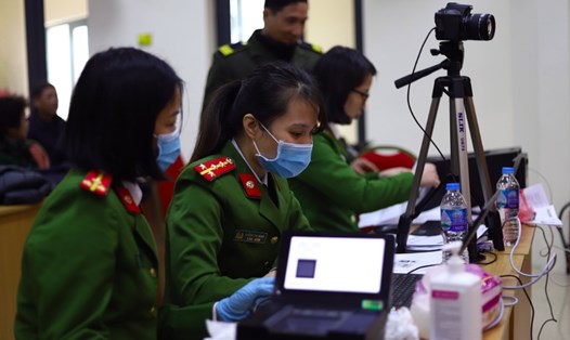 Cán bộ Đội Cảnh sát quản lý hành chính về trật tự xã hội Công an quận Hoàn Kiếm (Hà Nội) tại điểm cấp thẻ căn cước công dân lưu động. Ảnh: V.Dũng
