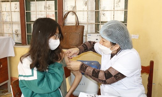 Yên Bái phấn đấu hoàn thành tiêm vaccine phòng COVID-19 cho người từ 18 tuổi trở lên trong tháng 1.2022. Ảnh: Văn Đức.