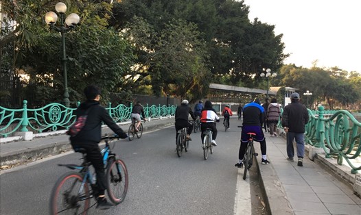 Ở Hà Nội, nhiều người dành thời gian sáng cuối tuần để đạp xe quanh Hồ Tây, tăng cường sức khoẻ. Ảnh: Kiều Vũ
