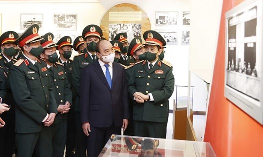 Chủ tịch nước Nguyễn Xuân Phúc thăm phòng truyền thống của Trường Sĩ quan Chính trị (Bộ Quốc phòng). Ảnh: Thống Nhất