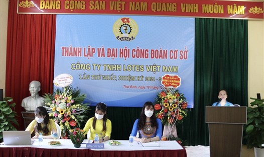 Bà Phạm Thị Thắng - Chủ tịch Công đoàn các KCN Thái Bình phát biểu giao nhiệm vụ cho CĐCS tại buổi lễ thành lập và đại hội CĐCS. Ảnh: B.M