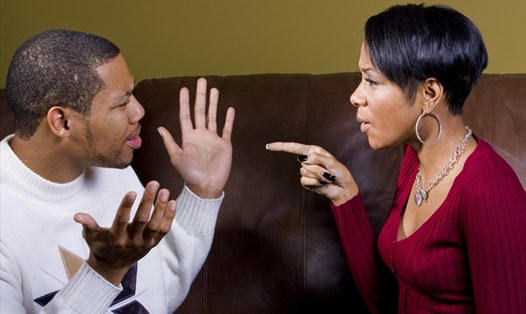 Người đàn ông "thay lòng" thường hay cáu gắt, kiếm cớ gây sự với người phụ nữ của mình. Ảnh: Xinhua