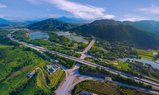 Tuyến đường tránh ngập thông ra nút giao IC12 của cao tốc Nội Bài - Lào Cai mang ý nghĩa chiến lược về phát triển kinh tế - xã hội của tỉnh Yên Bái. Ảnh: Tuấn Vũ.