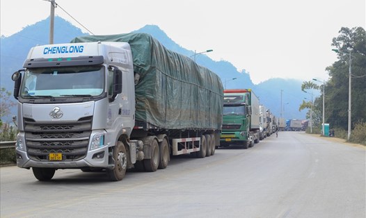 Tại khu vực các cửa khẩu nằm trên địa bàn tỉnh Lạng Sơn hiện vẫn còn gần 5000 container ùn ứ, chưa thể thông quan. Ảnh: PV.