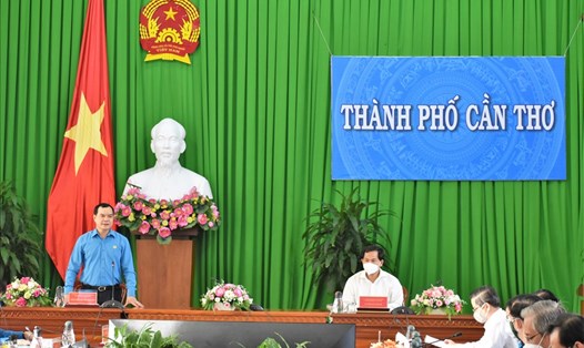 Chủ tịch Tổng LĐLĐ Việt Nam Nguyễn Đình Khang phát biểu khai mạc chương trình làm việc. Ảnh: TR.N