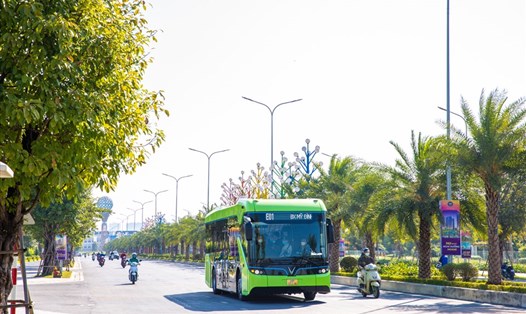 Hà Nội đưa vào khai thác 3 tuyến xe buýt điện. Ảnh PV