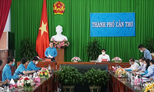Chủ tịch Tổng LĐLĐ Việt Nam Nguyễn Đình Khang tại buổi làm việc với Thành ủy, UBND TP Cần Thơ.