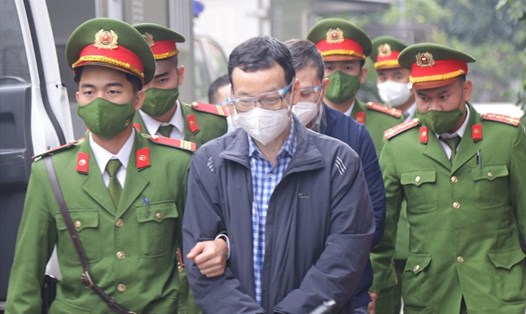 Cảnh sát dẫn giải ông Nguyễn Mạnh Hùng (áo đen, giữa) cựu Phó TGĐ VEC trong vụ án sai phạm tại dự án cao tốc Đà Nẵng - Quảng Ngãi. Ảnh: V.D