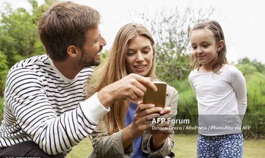 Cha mẹ cần kiểm soát khi trẻ nhỏ sử dụng mạng xã hội để tránh những nguy hại tiềm ẩn. Ảnh: AFP