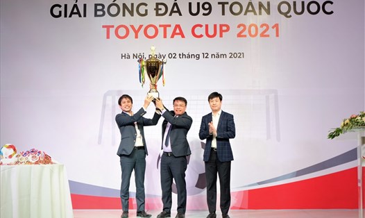 Đại diện nhà tài trợ trao chiếc cúp của giải đấu cho nhà báo Nguyễn Phan Khuê - Tổng Biên tập Báo Thiếu niên Tiền phong và Nhi đồng. Ảnh: L.Q.V