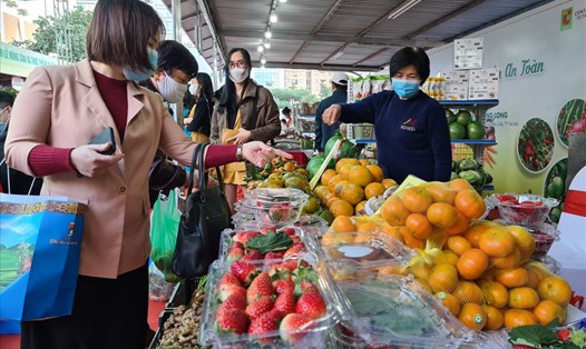 Khách hàng chọn mua nhiều loại trái cây đặc sản của Sơn La như dâu tây, vú sữa tím... Ảnh: Vũ Long