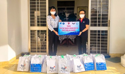 TCPVN trao tặng túi thuốc hỗ trợ F0 điều trị tại nhà.