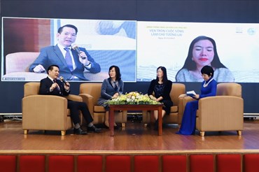 Các đại diện của Văn Phòng Chính Phủ, Bộ Lao động Thương binh Xã hội và Hội Liên hiệp Phụ nữ Việt Nam trao đổi tại Tọa đàm