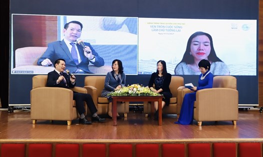 Các đại diện của Văn Phòng Chính Phủ, Bộ Lao động Thương binh Xã hội và Hội Liên hiệp Phụ nữ Việt Nam trao đổi tại Tọa đàm
