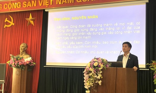 Ông Ngọ Duy Hiểu - Phó Chủ tịch Tổng Liên đoàn Lao động Việt Nam, Chủ tịch Công đoàn Viên chức Việt Nam trao đổi tại buổi tập huấn.