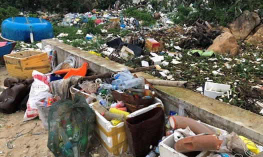 Rác thải nhựa tại một làng chài ở tỉnh Bình Định. Ảnh: TNMT