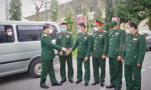 Lãnh đạo Bộ CHQS Hà Tĩnh động viên, tiễn cán bộ, quân nhân lên đường vào Quảng Trị tham gia công tác chống dịch. Ảnh: TT.