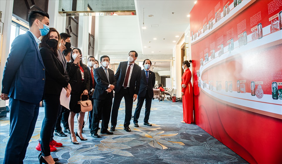 Ông Bennett Neo, Tổng Giám đốc SABECO giải thích ý nghĩa bộ sưu tập Bản Sắc Việt cho khách mời từ Tổng Cục Du lịch, Bộ VHTTDL