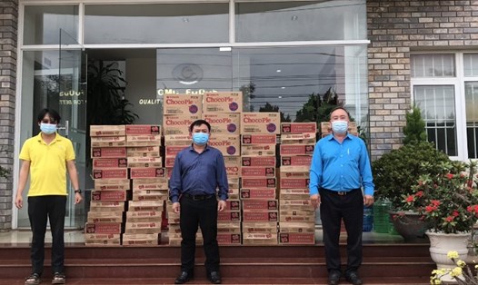 Ông Lưu Văn Lợi - Chủ tịch LĐLĐ huyện Đức Trọng, Lâm Đồng (bên phải) - trao nhu yếu phẩm hỗ trợ bữa ăn cho công nhân lao động cách ly tại Cty CP Viên Sơn. Ảnh: Thúy Hiệp