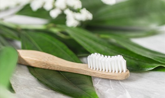 Bàn chải đánh răng cần được vệ sinh đúng cách để tránh vi khuẩn gây hại cho sức khỏe. Ảnh: Xinhua