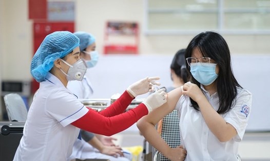 Công điện của Thủ tướng Chính phủ yêu cầu Bộ Y tế chỉ đạo, hướng dẫn UBND tỉnh, thành phố trực thuộc Trung ương tổ chức viêm vaccine cho toàn bộ người dân trong độ tuổi được chỉ định. Ảnh: Hải Nguyễn