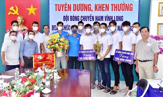 Giành chức vô địch hạng A mùa giải 2021 và thăng hạng đội mạnh quốc gia, đội tuyển bóng chuyền Vĩnh Long được tuyên dương, khen thưởng.