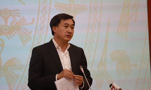 Thứ trưởng Bộ Y tế Trần Văn Thuấn trả lời tại họp báo Chính phủ. Ảnh Ái Vân