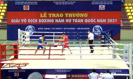 Nguyễn Văn Đương đối đầu Nguyễn Văn Giới trong ngày thi đấu thứ 3 giải vô địch Boxing toàn quốc 2021. Ảnh: CMH