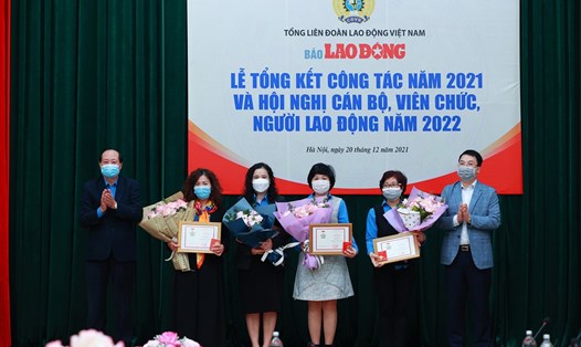 Các cá nhân của Báo Lao Động nhận Kỷ niệm chương "Vì sự nghiệp thông tin và truyền thông" của Bộ Thông tin và Truyền thông. Ảnh: Hải Nguyễn