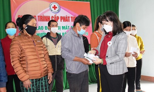 Đại diện Hội Chữ thập đỏ tỉnh Đắk Lắk trao kinh phí hỗ trợ người lao động bị mất việc làm. Ảnh: K.B