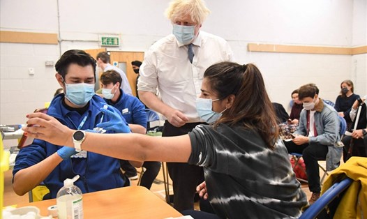 Thủ tướng Anh Borris Johnson thăm một trung tâm tiêm vaccine COVID-19 ở Anh. Ảnh: AFP