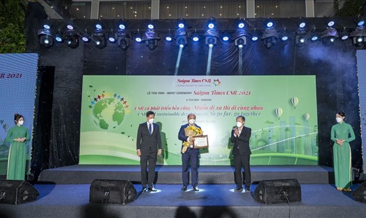 Ông Lê Trọng Khương – Tổng Giám đốc Hưng Thịnh Land
nhận chứng nhận “Doanh nghiệp vì cộng đồng – SAIGON TIMES CSR 2021”
từ ông Trần Minh Hùng - Tổng Biên Tập (bên phải)