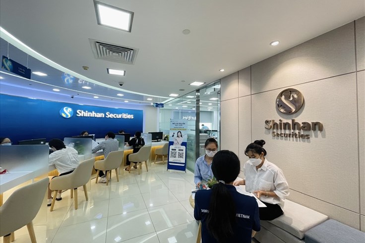 Chứng khoán Shinhan Việt Nam tăng vốn điều lệ lên gần 2.000 tỉ đồng Chứng khoán Shinhan Việt Nam tăng vốn điều lệ lên gần 2.000 tỉ đồng
